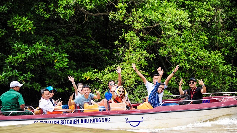 Di chuyển bằng cano vào chiến khu rừng Sác