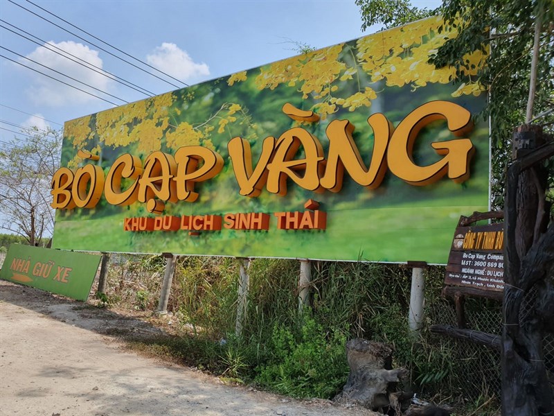 Cổng khu du lịch Bò Cạp Vàng