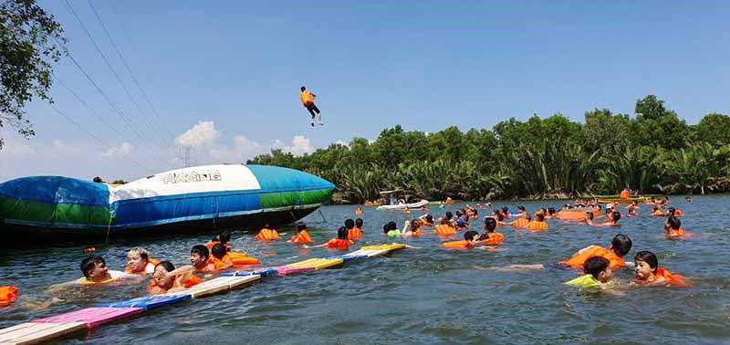 Trò chơi phao nhảy - Khu du lịch Bò Cạp Vàng