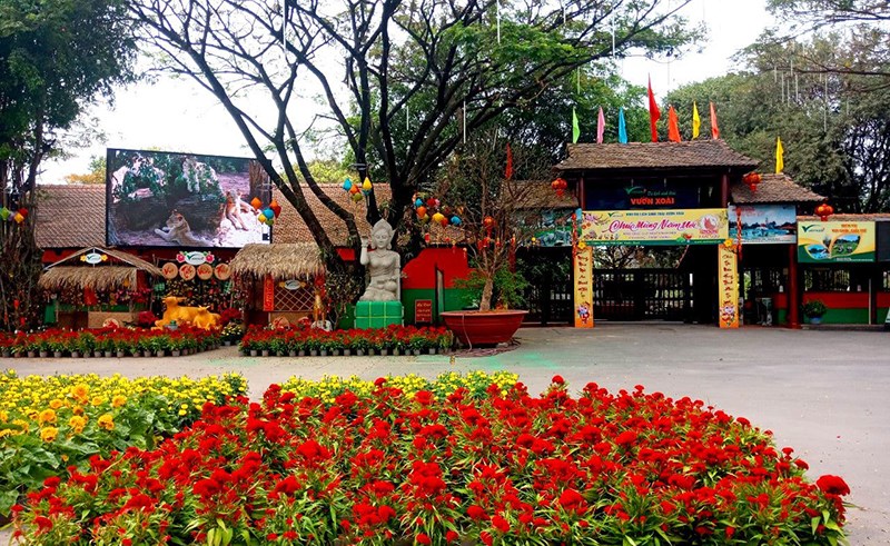 Quanh cảnh cổng vào khu du lịch Vườn Xoài