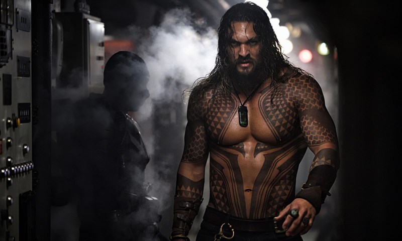 Jason Momoa trong vai Arthur 
