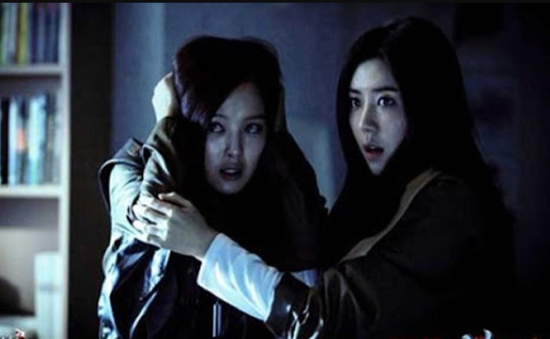 Lee Yoo Jin (bên trái)