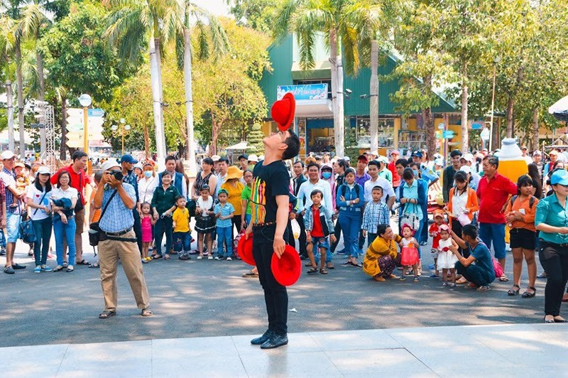 Biểu diễn xiếc đường phố - Đầm Sen