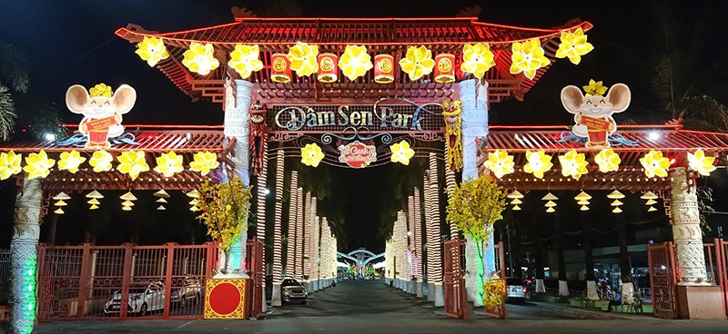 Cổng khu du lịch Đầm Sen khô