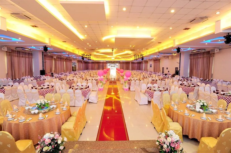 Bên trong nhà hàng Thủy Tạ - Đầm Sen