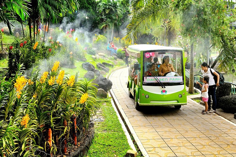 Di chuyển bằng xe điện tham quan Đầm Sen
