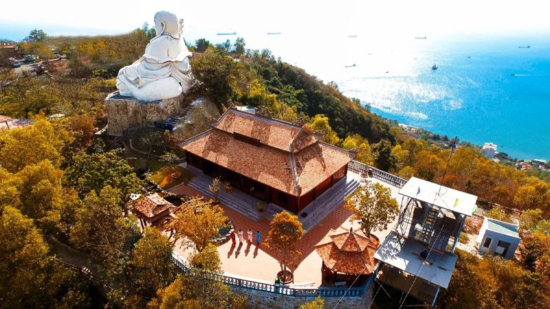 Quần thể chùa và tượng Phật Di Lặc cao 30m