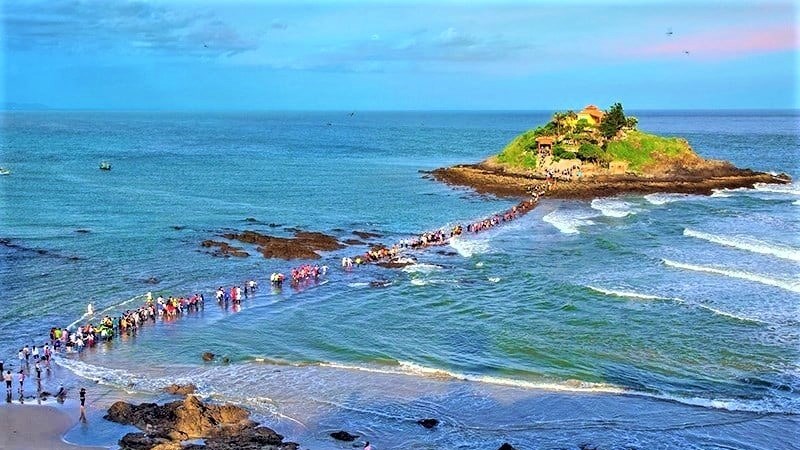 Khi thuỷ triều xuống, một lối đi tự nhiên sẽ được hình thành, đưa du khách đến với Hòn Bà