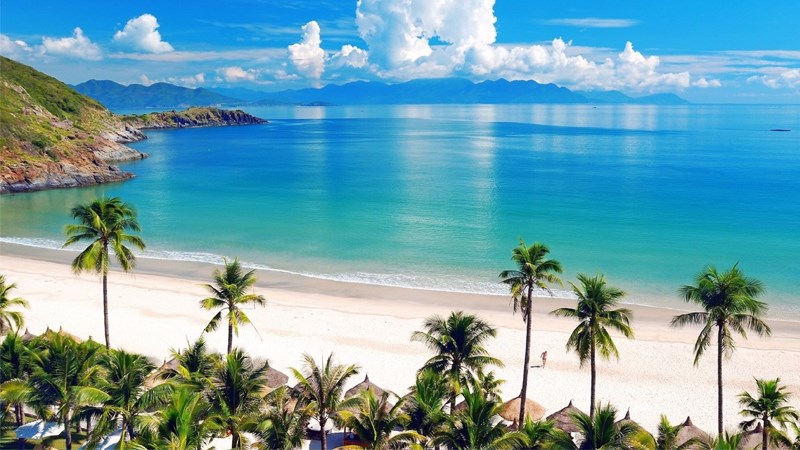 Biển xanh, mây trắng, cát vàng là những nét đặc trưng nổi bật của biển Hồ Tràm