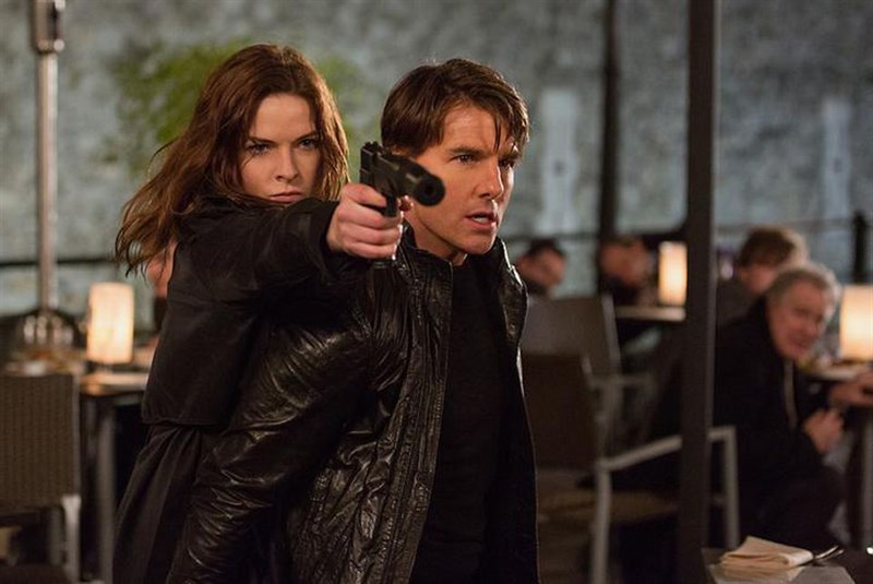 Ethan Hunt (bên phải)