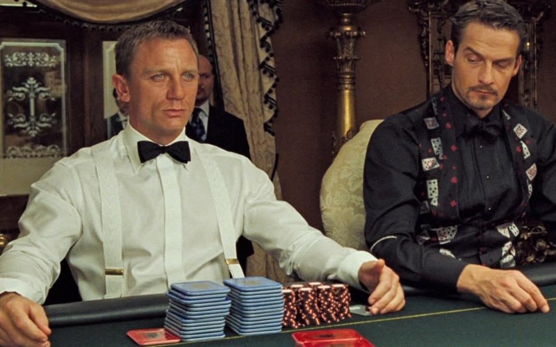 Le Chiffre (áo trắng) 