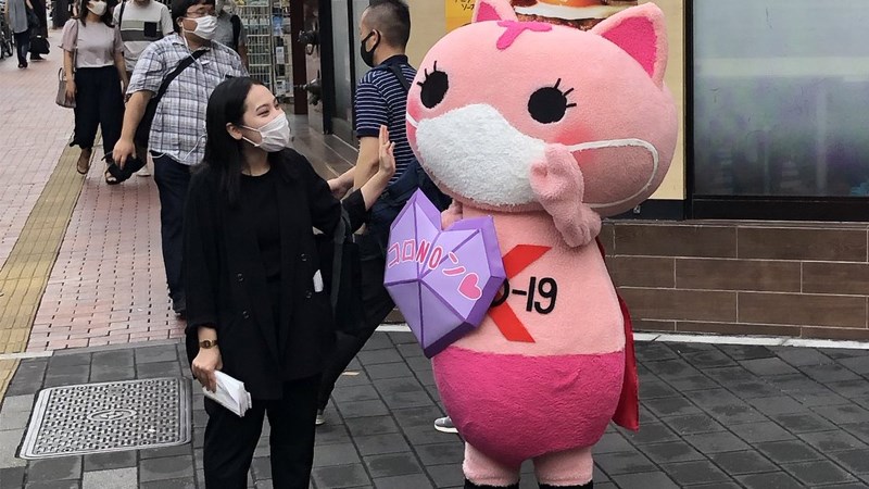 Mascot thu hút sự chú ý người đi đường Mascot thu hút sự chú ý người đi đường