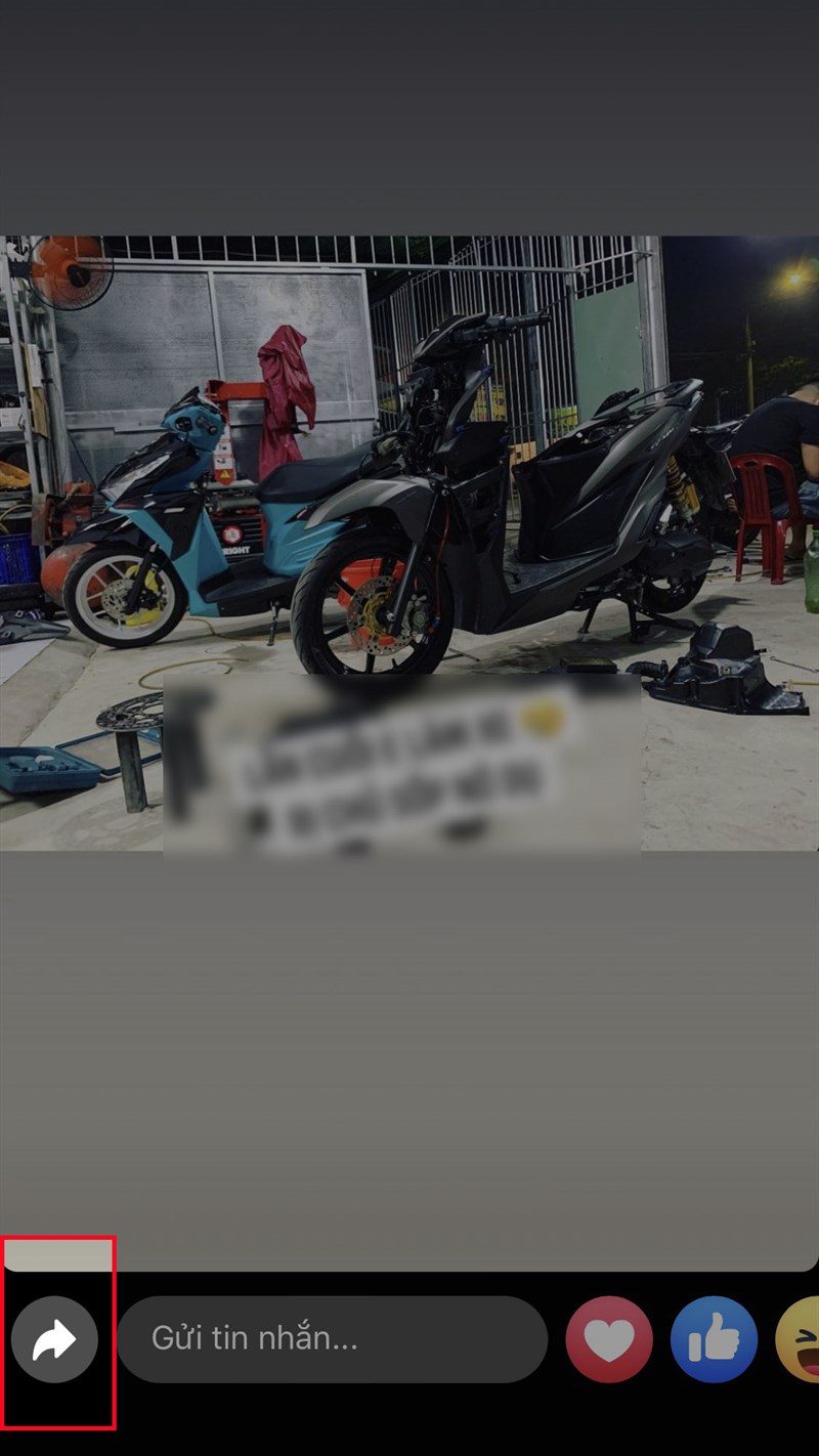 Mở ứng dụng Facebook > Chọn tin của bạn b&egrave; m&agrave; bạn muốn chia sẻ >&nbsp;Nhấn v&agrave;o biểu tượng mũi t&ecirc;n ở g&oacute;c dưới b&ecirc;n tr&aacute;i