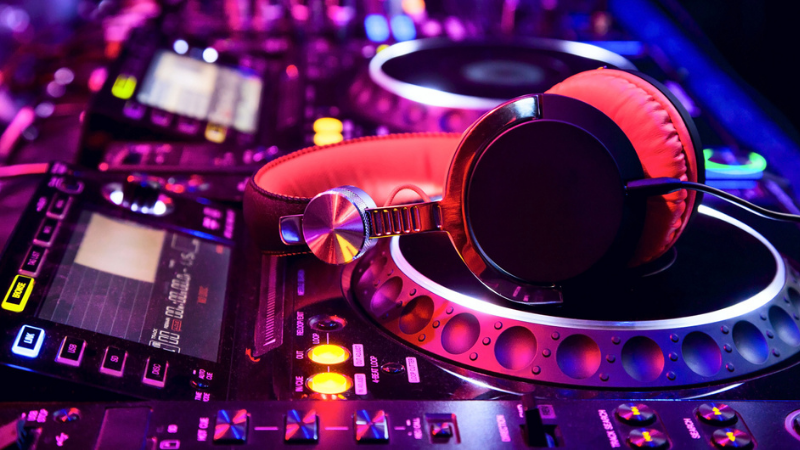 EDM được tạo nên từ những âm thanh của thiết bị điện tử