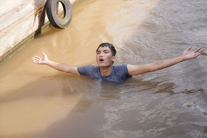 Ở pha hành động gay cấn cũng không quên diễn hài Ở pha hành động gay cấn cũng không quên diễn hài