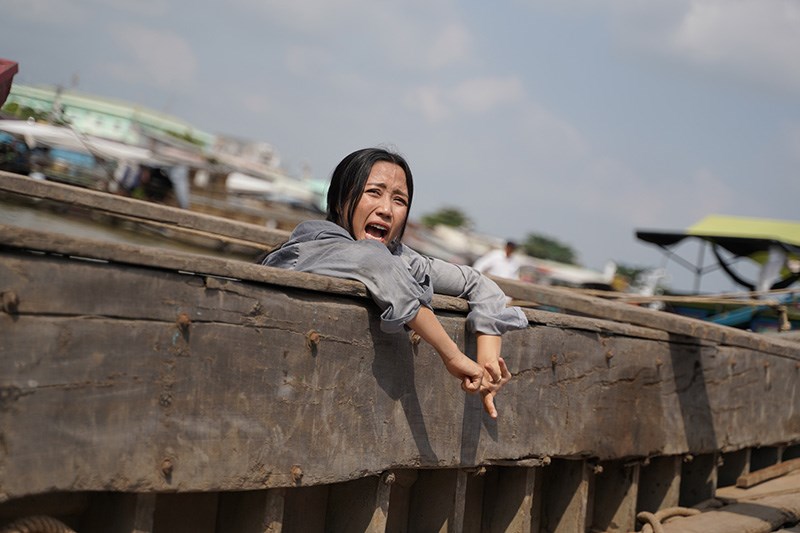 Nét đau khổ của người vợ khi nghĩ rằng chồng mình đã chết Nét đau khổ của người vợ khi nghĩ rằng chồng mình đã chết