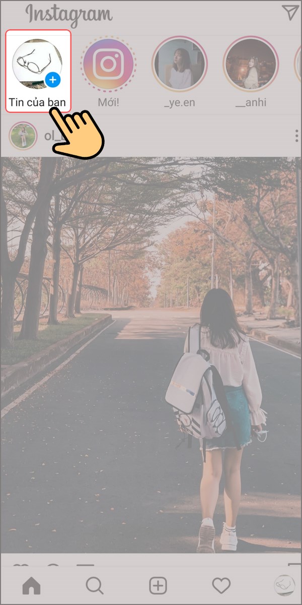 C&aacute;c bạn mở ứng dụng Instagram l&ecirc;n, sau đ&oacute; nhấn v&agrave;o biểu tượng đăng tin của bạn.