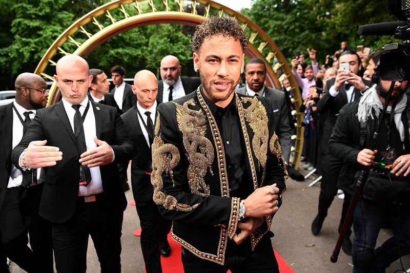 Neymar diện bộ trang phục cầu kì