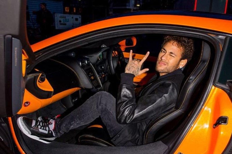 Neymar cực ngầu trên siêu xe