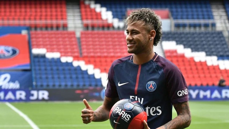 Neymar vui cười trong ngày ra mắt  PSG