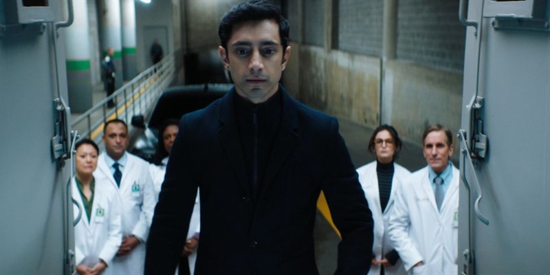 Riz Ahmed trong vai diễn phản diện Carlton Drake