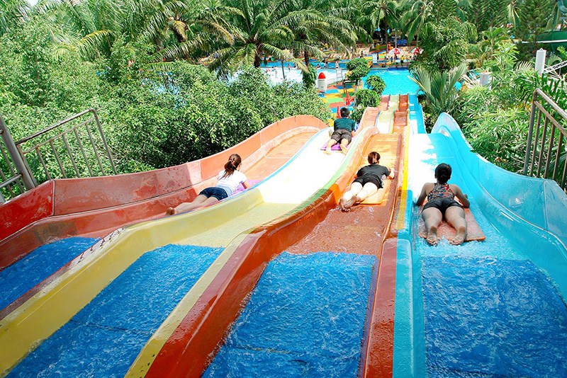 Trò chơi Máng trượt Nhiều Làn – Multislide - Cụm trò chơi trượt thân Đầm Sen Nước