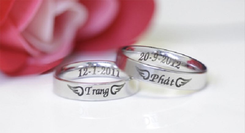 Đồ vật có khắc tên nhau Đồ vật có khắc tên nhau