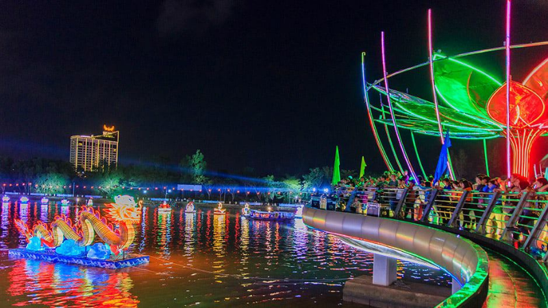 Bến Ninh Kiều về đêm