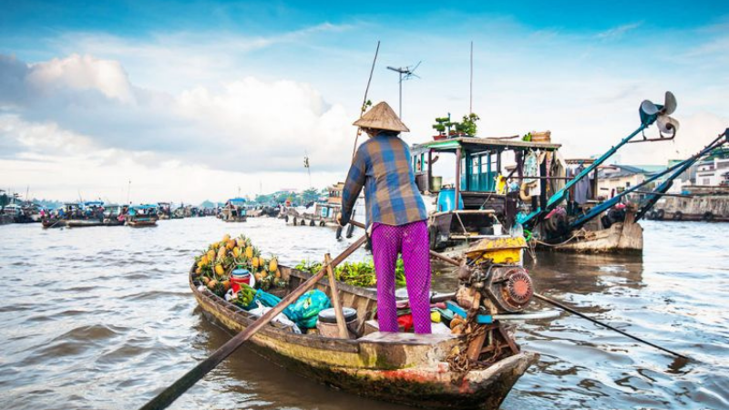 Cô chèo xuồng buôn bán trên sông