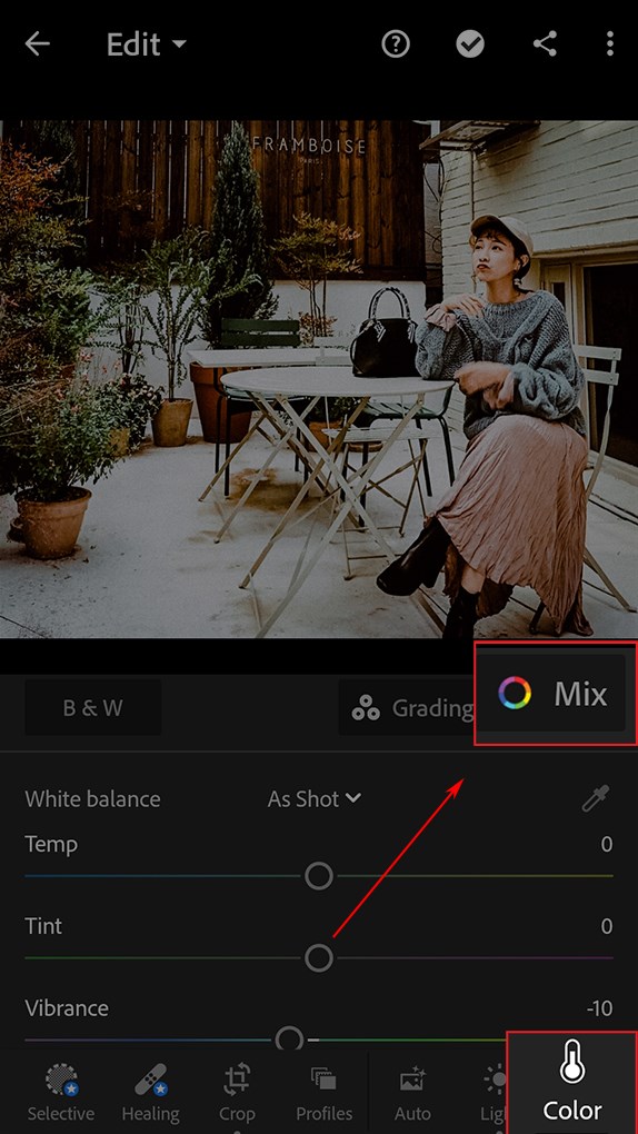 Chọn công cụ màu trong Lightroom phiên bản điện thoại