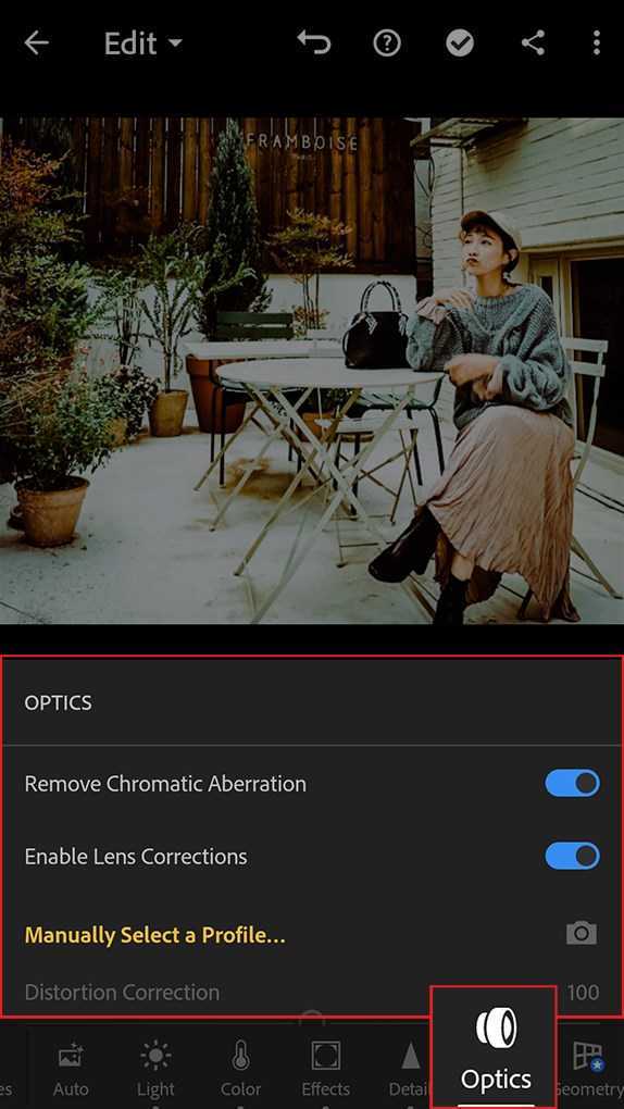 Chọn công cụ Lens Corrections trên Lightroom Mobile