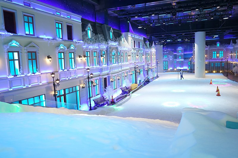 Tuyết phủ trắng xóa bên trong khuôn viên Snow Town