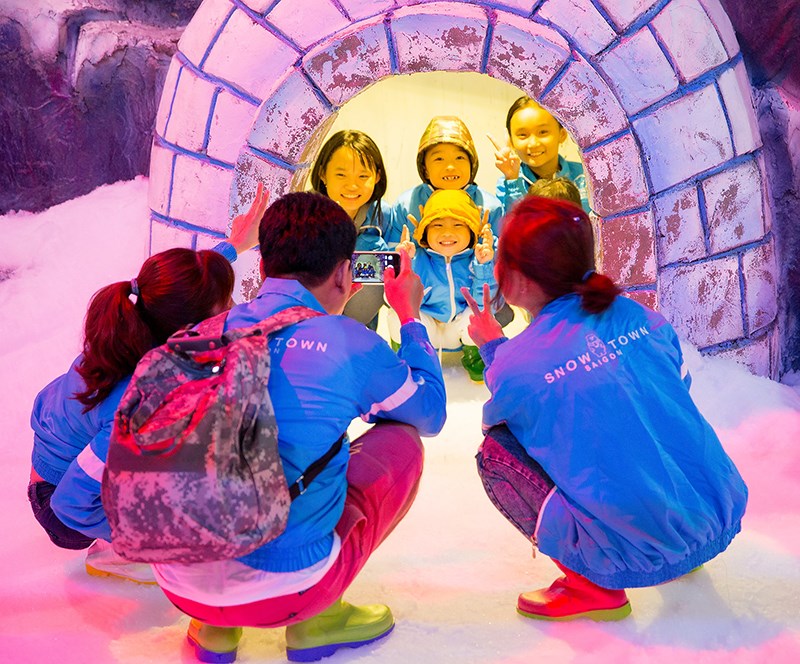 Chụp hình cùng gia đình tại Snow Town