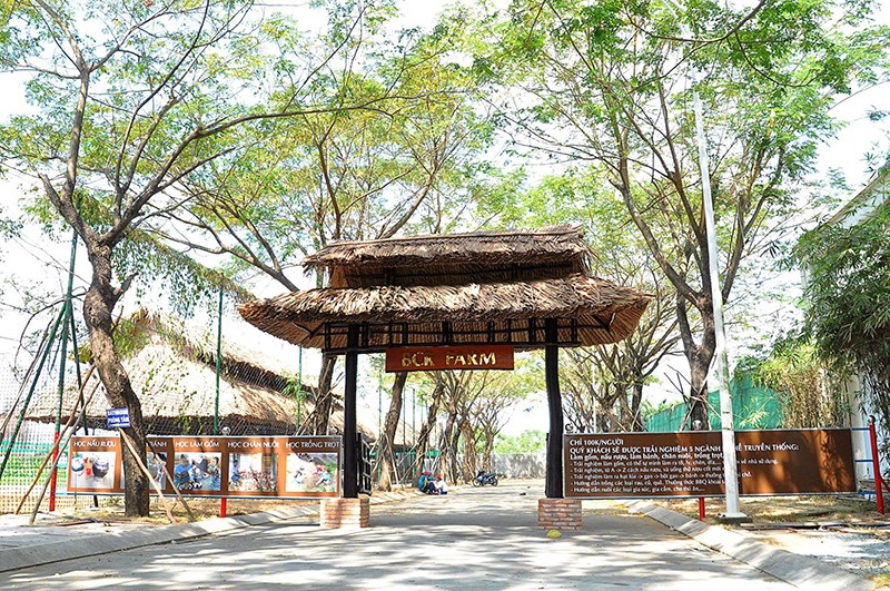 Cổng vào khu du lịch BCR