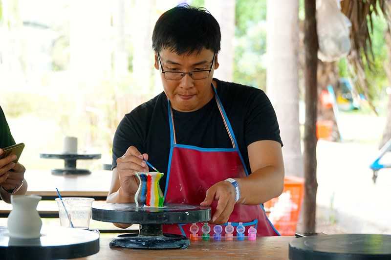 Công đoạn tô gốm 