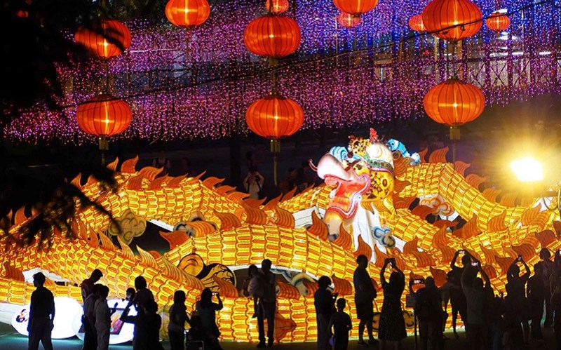 Rồng vàng lộng lẫy trong tiết mục múa lân
