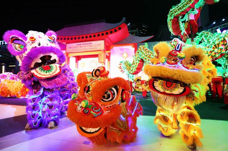 Các chú lân nhiều màu sắc