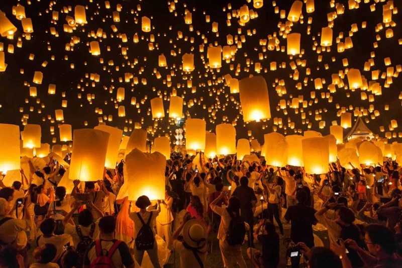 Lòng đèn lấp lánh nhiều màu sắc