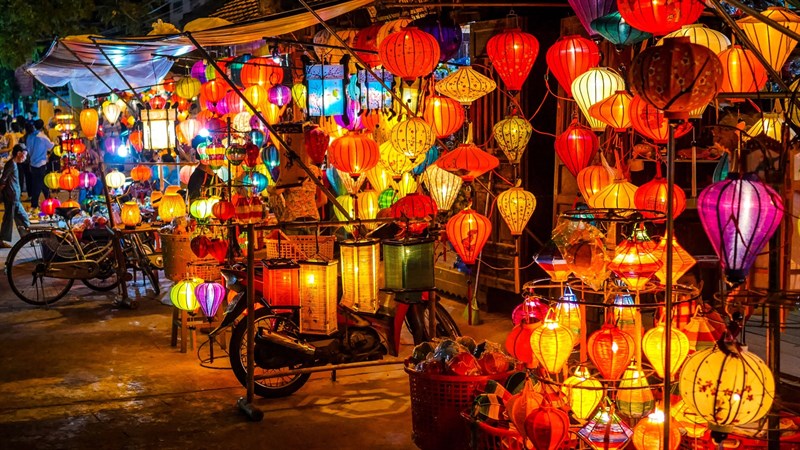 Lồng đèn tỏa sáng giữa trời đêm