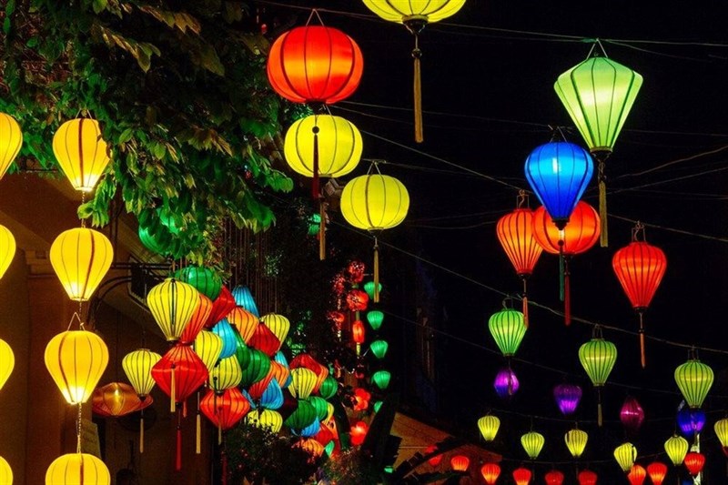 Những chiếc lồng đèn sặc sỡ, xinh xắn