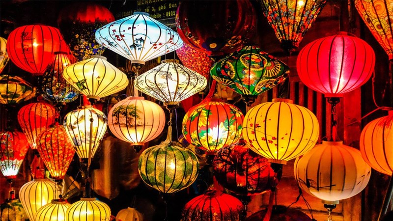 Lồng đèn nhiều hình dạng, nhiều họa tiết sặc sỡ