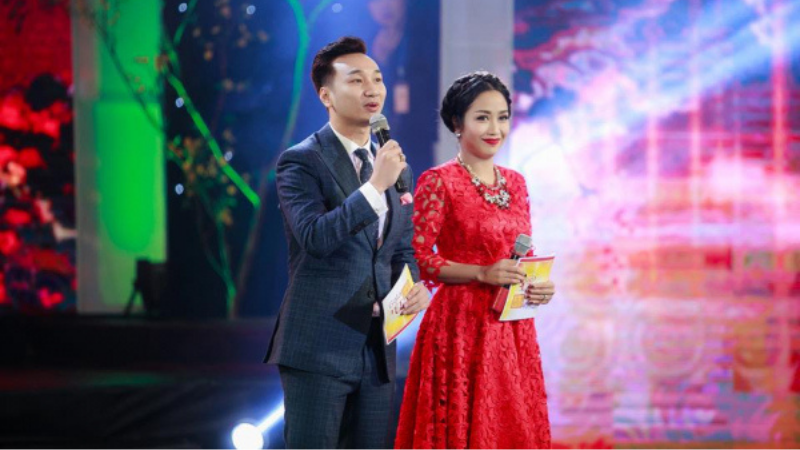 Thái độ MC vui vẻ suốt chương trình 