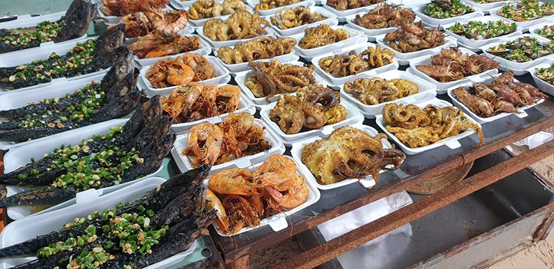 Các món ăn được bày bán tại chợ hải sản Hồ Tràm