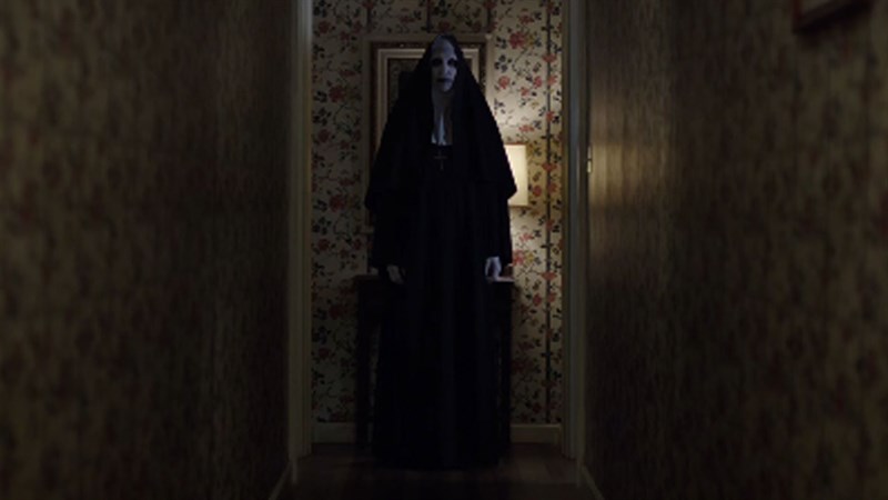 Ma sơ Valak thoắt ẩn thoắt hiện