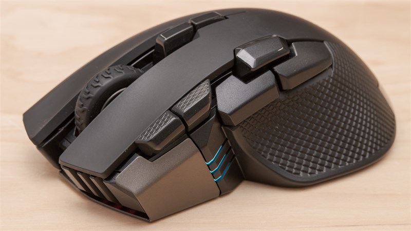 Thiết kế Palm-Grip của Corsair Ironclaw RGB