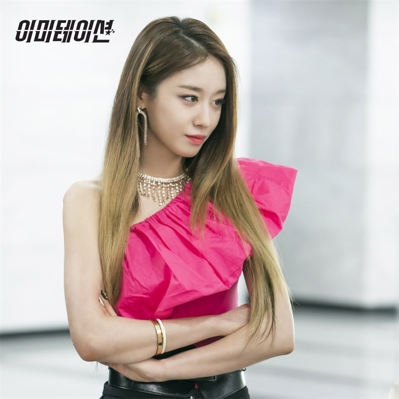 Ji Yeon trong tạo hình nữ thần solo La Ri Ma trong Imitation