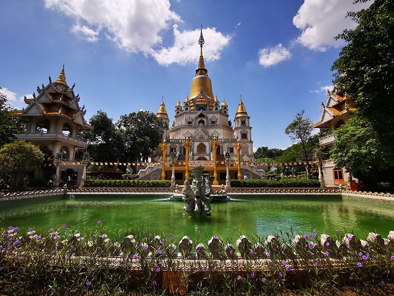 Toàn cảnh ngôi tháp tại chùa Bửu Long - Quận 9