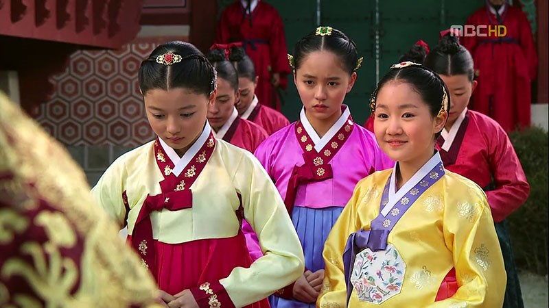 Mặt Trăng ôm Mặt Trời