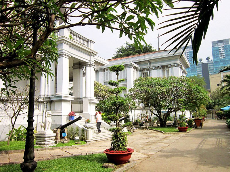 Mặt sau bảo tàng thành phố Hồ Chí Minh