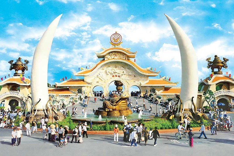 Cổng vào khu du lịch văn hóa Suối Tiên